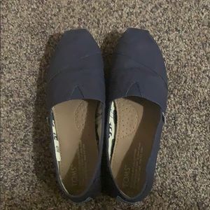 Women’s TOMS size 6. Worn less than 5 times.